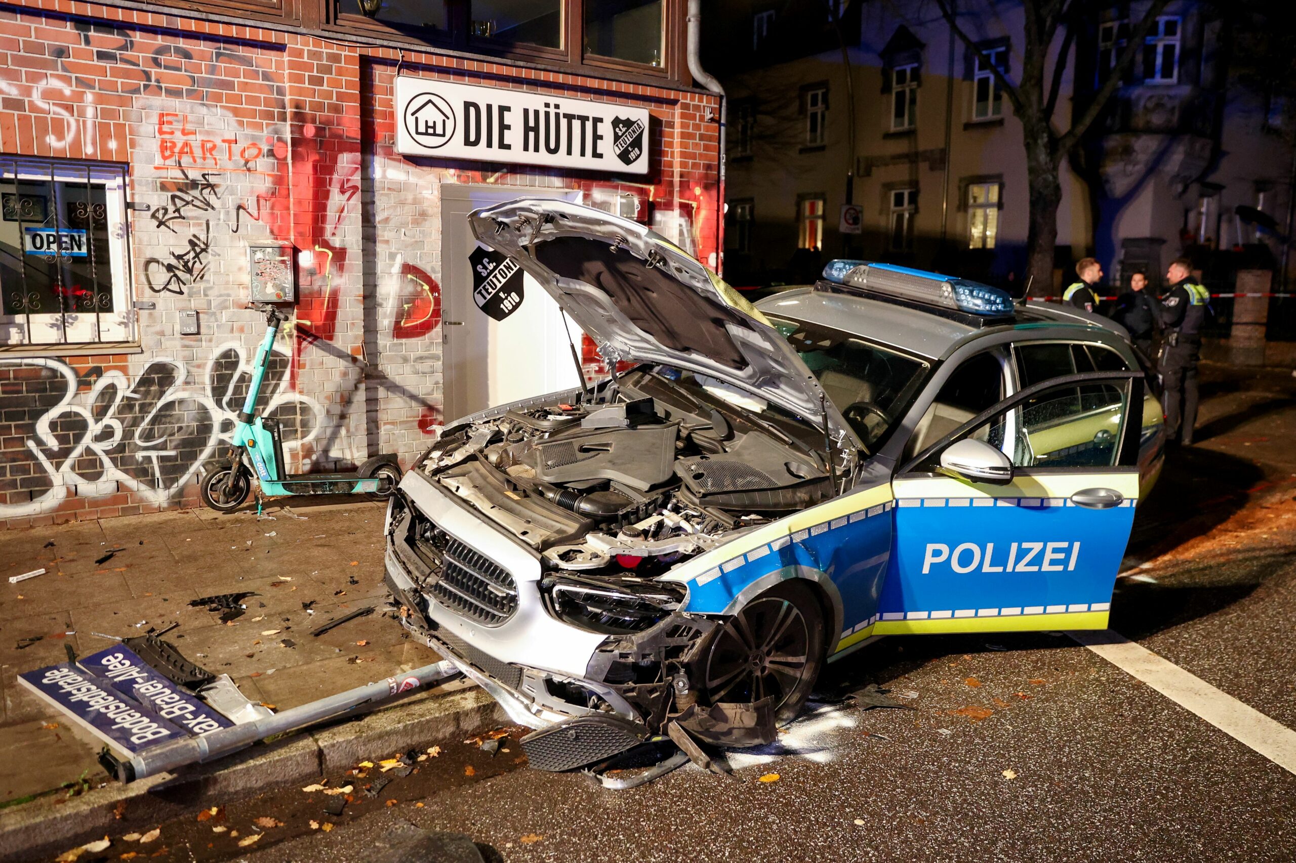 Der Streifenwagen nach dem Unfall auf der Max-Brauer-Allee in Hamburg-Altona.