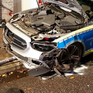 Der Streifenwagen nach dem Unfall auf der Max-Brauer-Allee in Hamburg-Altona.