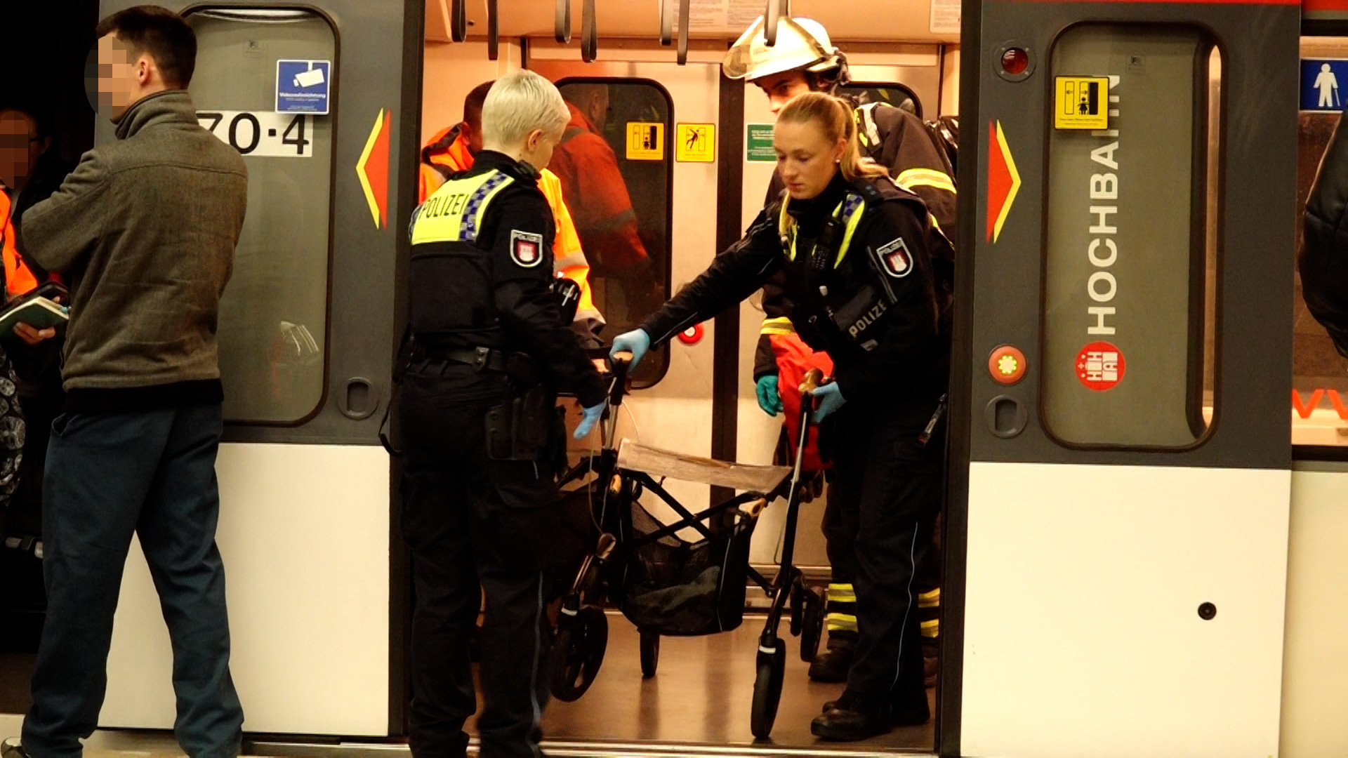 Eine Frau ist am Dienstagabend im U-Bahnhof Gänsemarkt tödlich verunglückt.