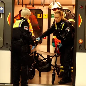 Eine Frau ist am Dienstagabend im U-Bahnhof Gänsemarkt tödlich verunglückt.