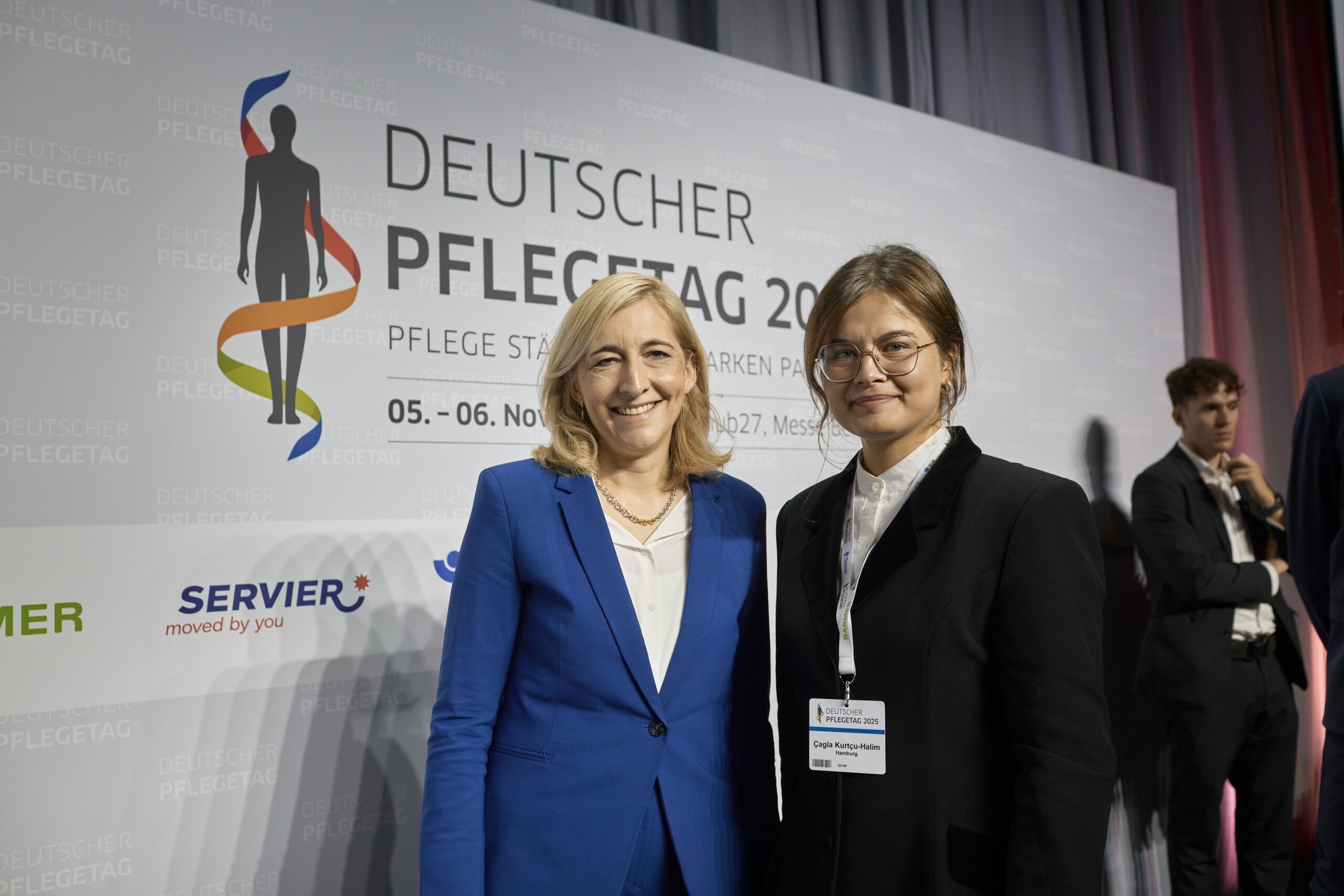 Cagla Kurcu mit Bundesgesundheitsministerin Nina Warken