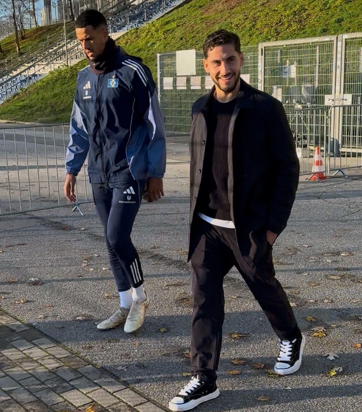 Ludovit Reis zusammen mit Robert Glatzel auf dem Weg zum HSV-Training.