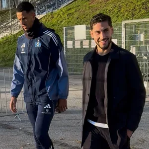 Ludovit Reis zusammen mit Robert Glatzel auf dem Weg zum HSV-Training.
