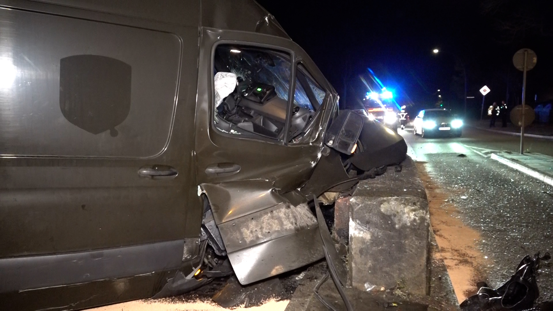 Der verunglückte Pakettransporter in der Ausschläger Allee