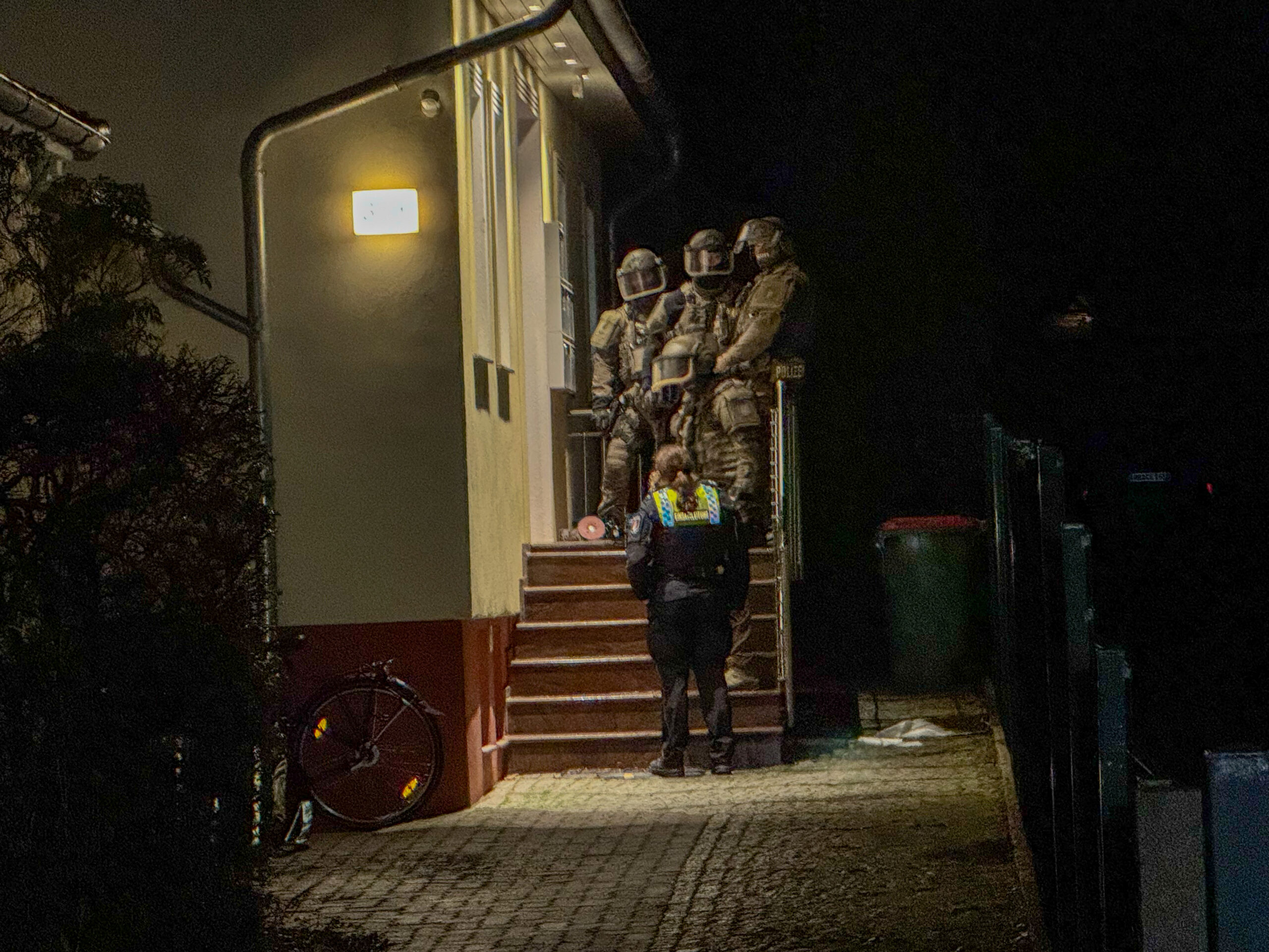 Rahlstedt von-suppé-str (nicht Suppe) nach Bedrohung mit Schusswaffe unter wg Bewohnern. Eine Person flüchtig, tatobjekt von sek durchsucht. Ein Bewohner der Nachbarwohnung wurde von der Polizei beim verlassen des Objektes kurzzeitig zu Boden gebracht und in Handschellen gelegt. Nach kurzer Überprüfung wurde er vor Ort wieder entlassen. Blöderweise wollte er draußen nur kurz rauchen.. da das Objekt aber nicht betreten werden durfte, musste er mit Hausschuhen draußen bleiben.. bis das sek mit der Durchsuchung durch war