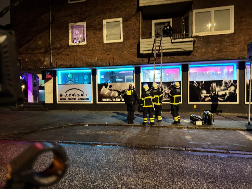 Einsatzkräfte an einer Shisha-Bar in der Fährstraße