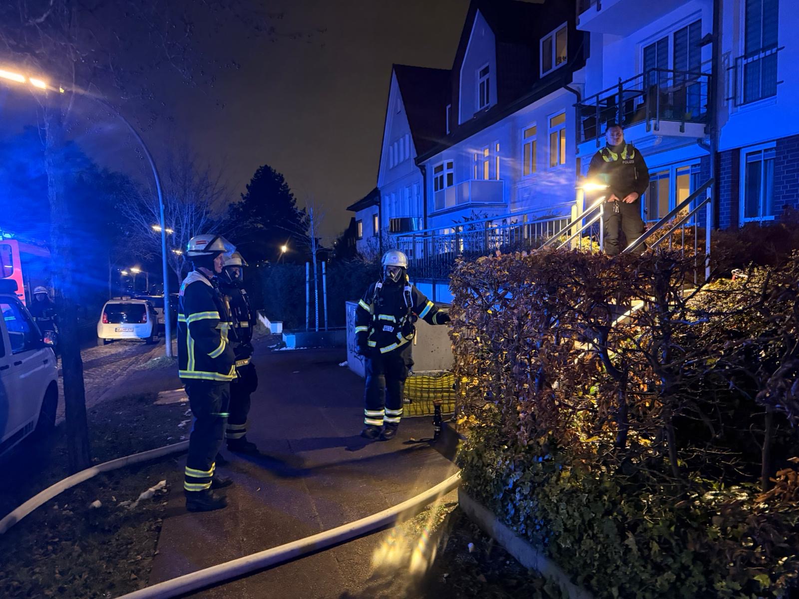 Einsatzkräfte der Feuerwehr an einem Haus in der Straße Kiefernberg in Heimfeld