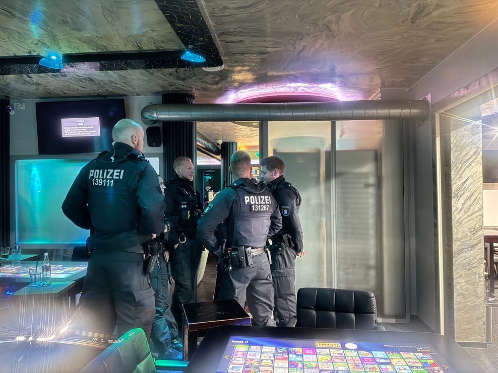 Einsatzkräfte der Polizei bei der Razzia in der Fährstraße