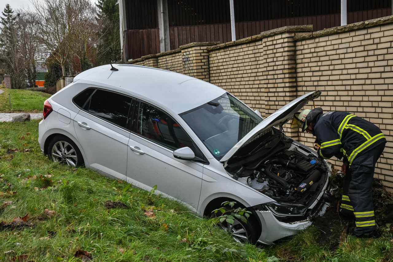 Ein Feuerwehrmann sichert den VW.