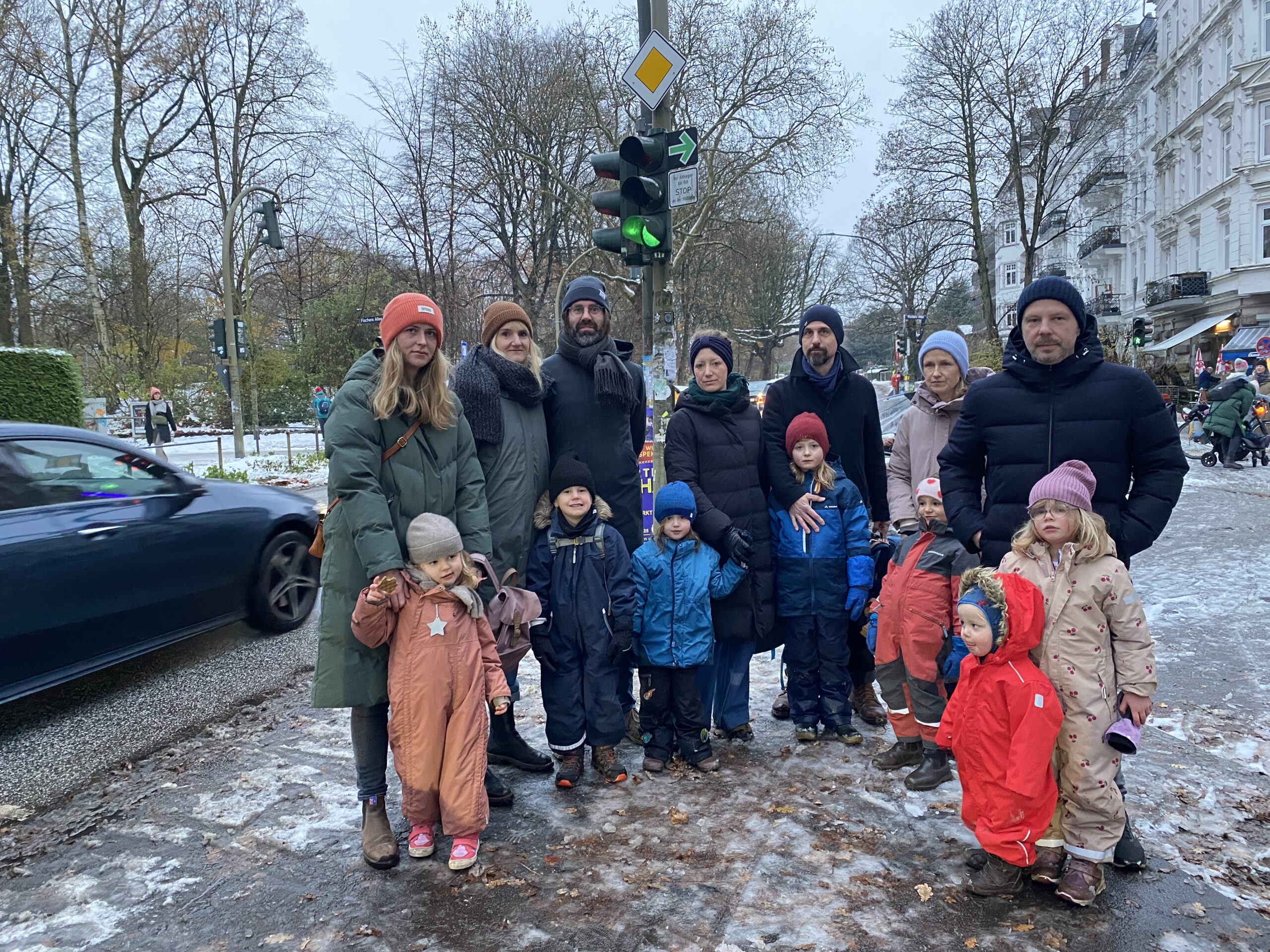Eltern mit ihren Kindern an der Ecke Bernadottestraße und Fischers Allee in Ottensen