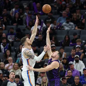 Isaiah Hartenstein im Duell mit Drew Eubanks von den Sacramento Kings