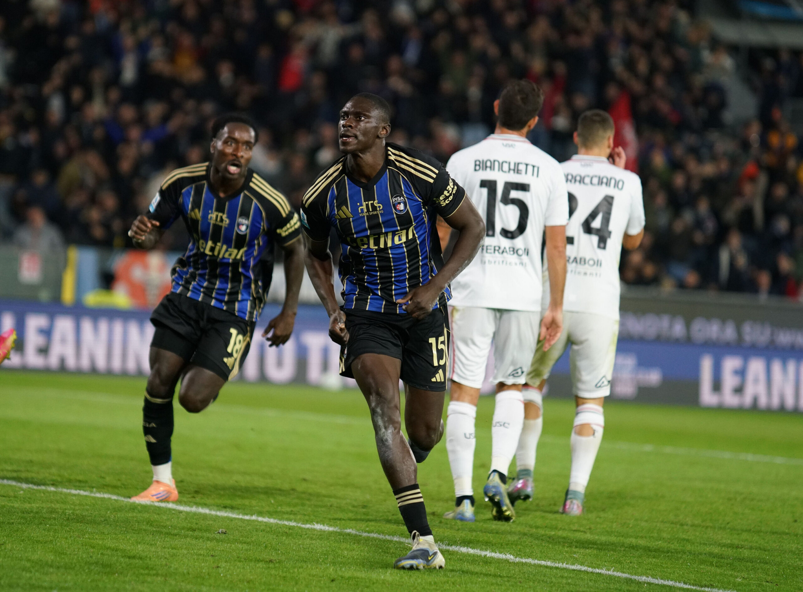 Idrissa Toure bejubelt sein Tor in der Serie A