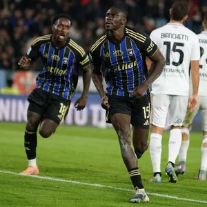 Idrissa Toure bejubelt sein Tor in der Serie A