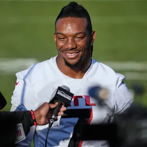 Bijan Robinson in einer Interviewrunde in Berlin