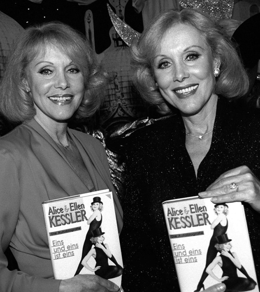 Die Kessler Zwillinge halten ihre Autobiografie in den Händen