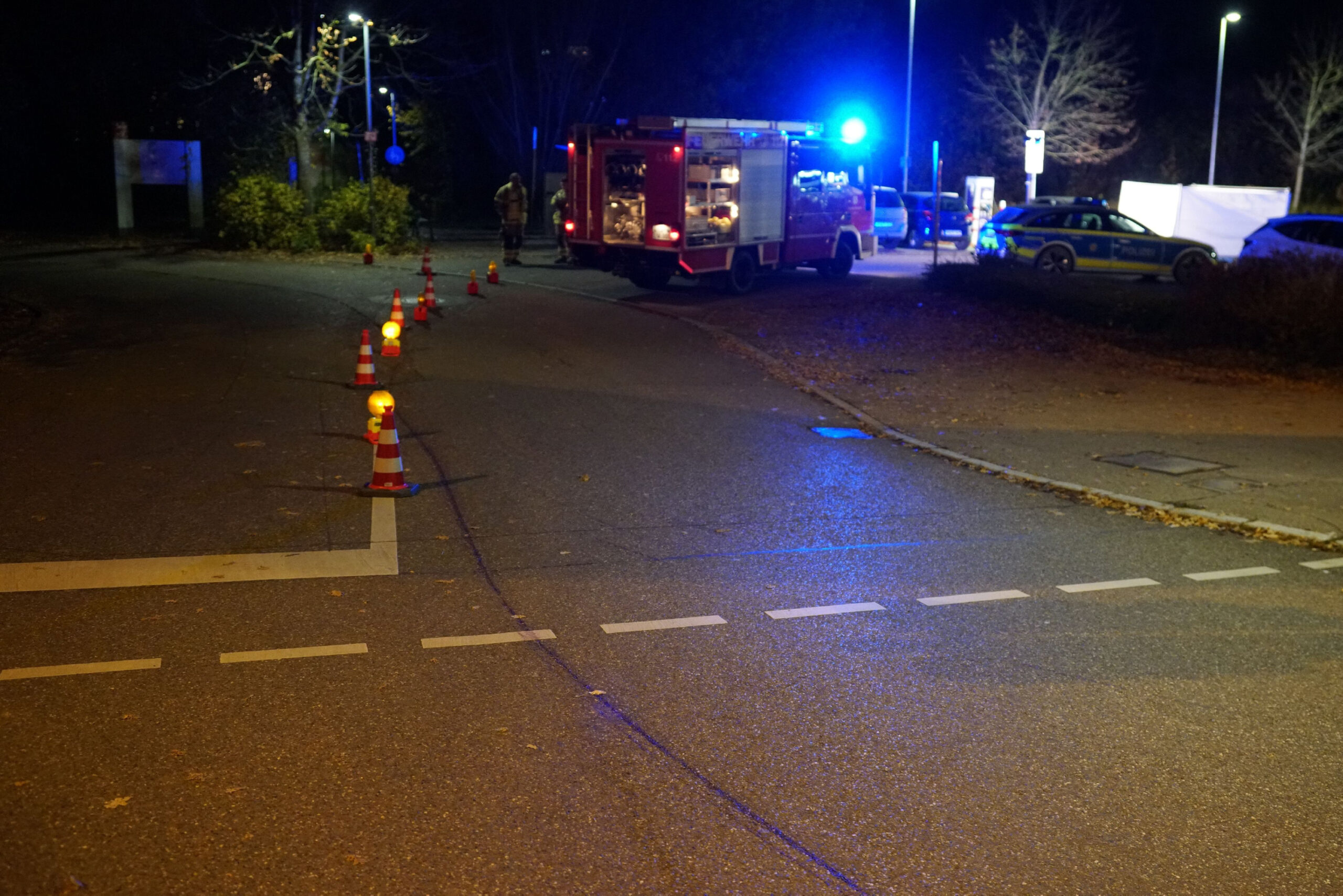 Polizei und Feuerwehr im Einsatz am Unfallort in Rechberghausen bei Göppingen.
