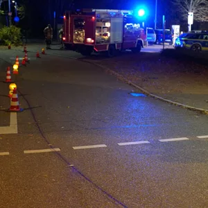 Polizei und Feuerwehr im Einsatz am Unfallort in Rechberghausen bei Göppingen.
