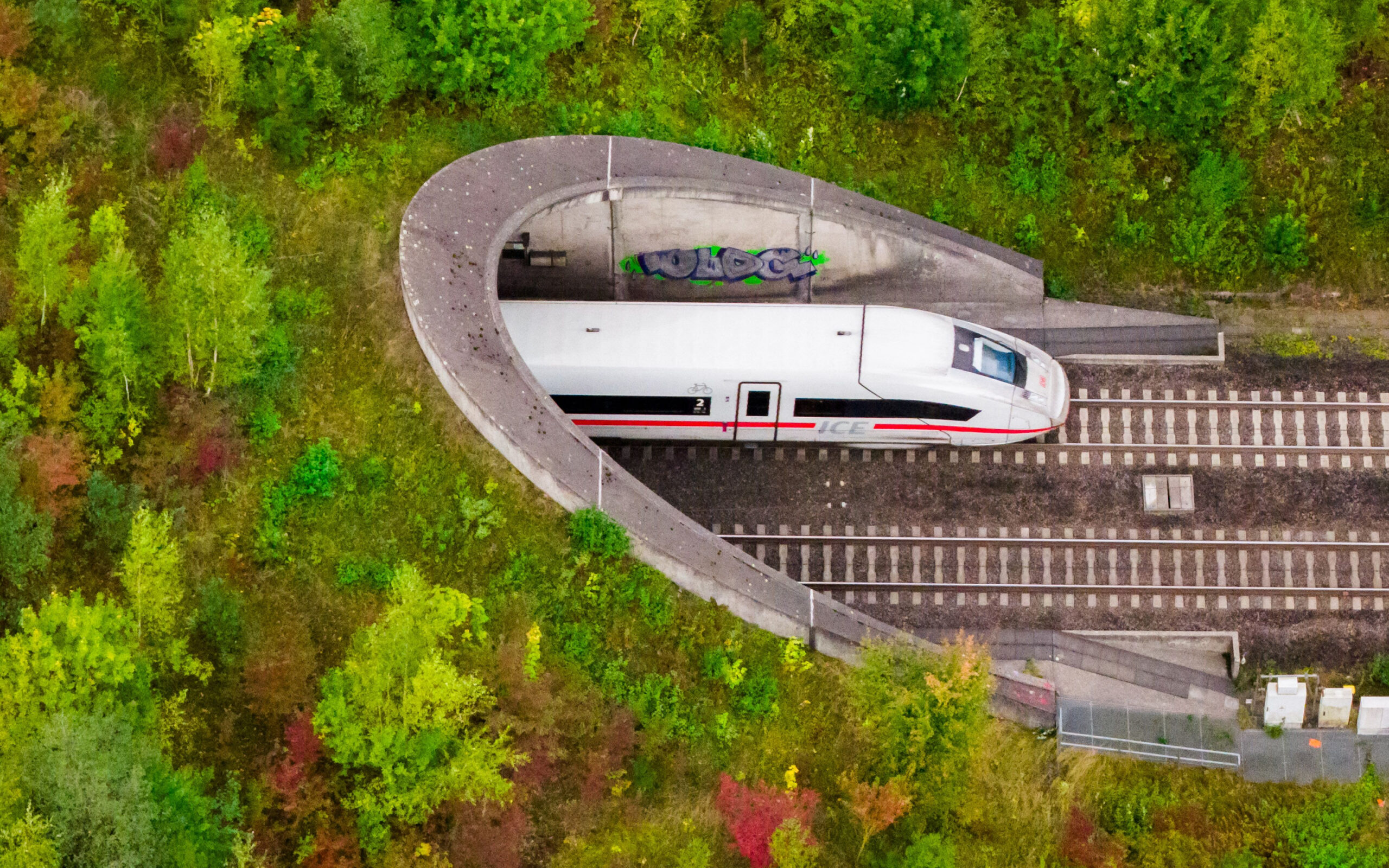 Ein ICE verlässt einen Tunnel