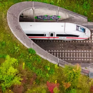 Ein ICE verlässt einen Tunnel