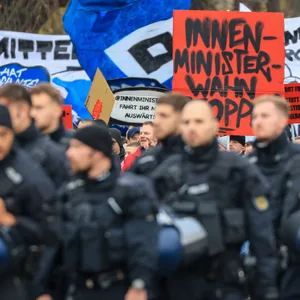Fußball-Fans werden bei der Demonstration von der Polizei umringt