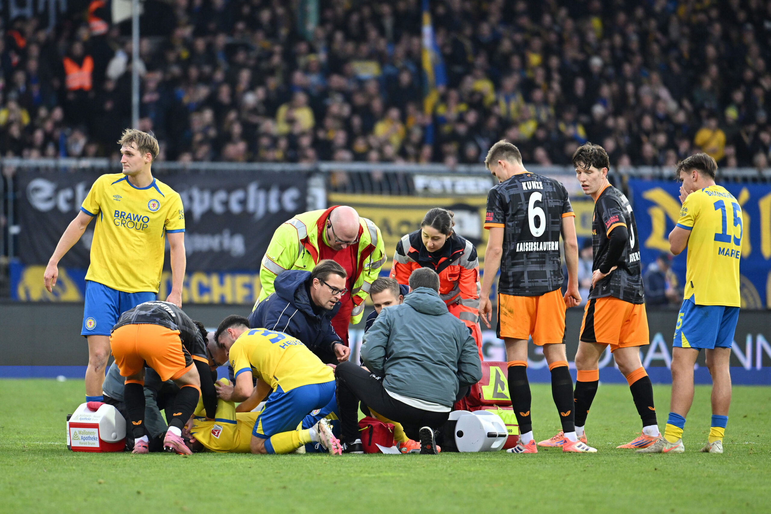 Florian Flick wird nach seiner schweren Verletzung auf dem Platz behandelt