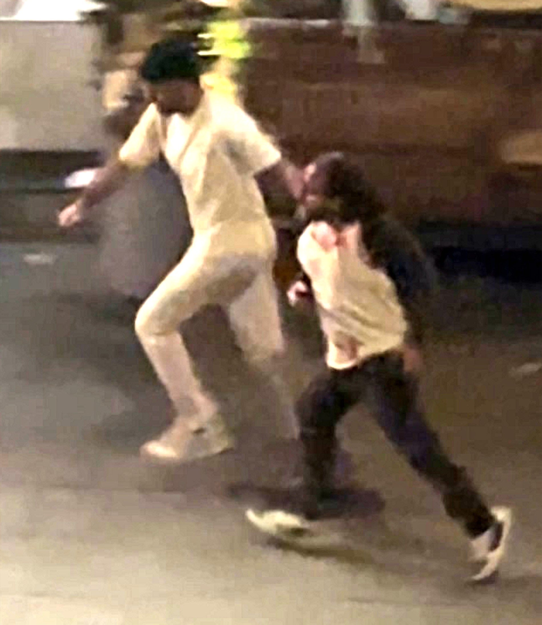 Verdächtige Winterhude Mit diesem Bild aus einer Überwachungskamera fahndet die Polizei nach den Tätern.