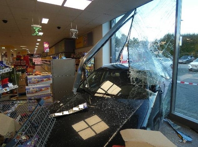 In Cuxhaven ist eine Seniorin in einen Supermarkt gerast.