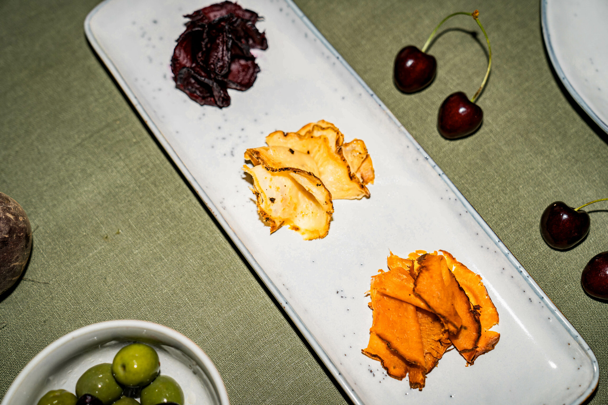 Gemüsescheiben auf einem Teller.