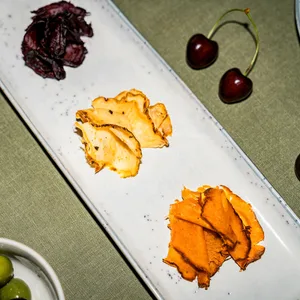 Gemüsescheiben auf einem Teller.