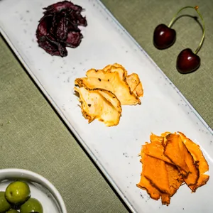 Gemüsescheiben auf einem Teller.