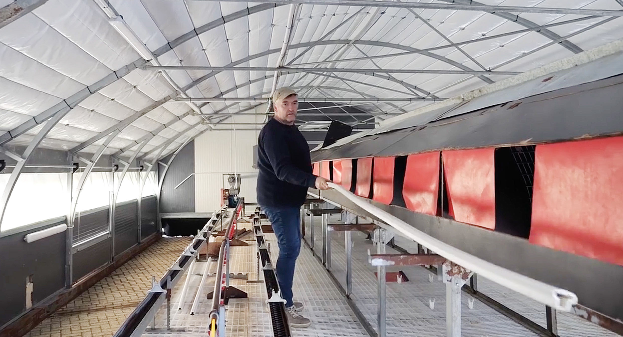 Bio-Landwirt Holger Nöhrnberg steht in seinem leeren Hühnerstall in Stuhr bei Bremen.