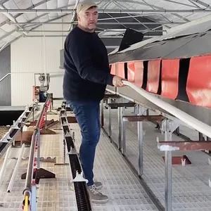 Bio-Landwirt Holger Nöhrnberg steht in seinem leeren Hühnerstall in Stuhr bei Bremen.