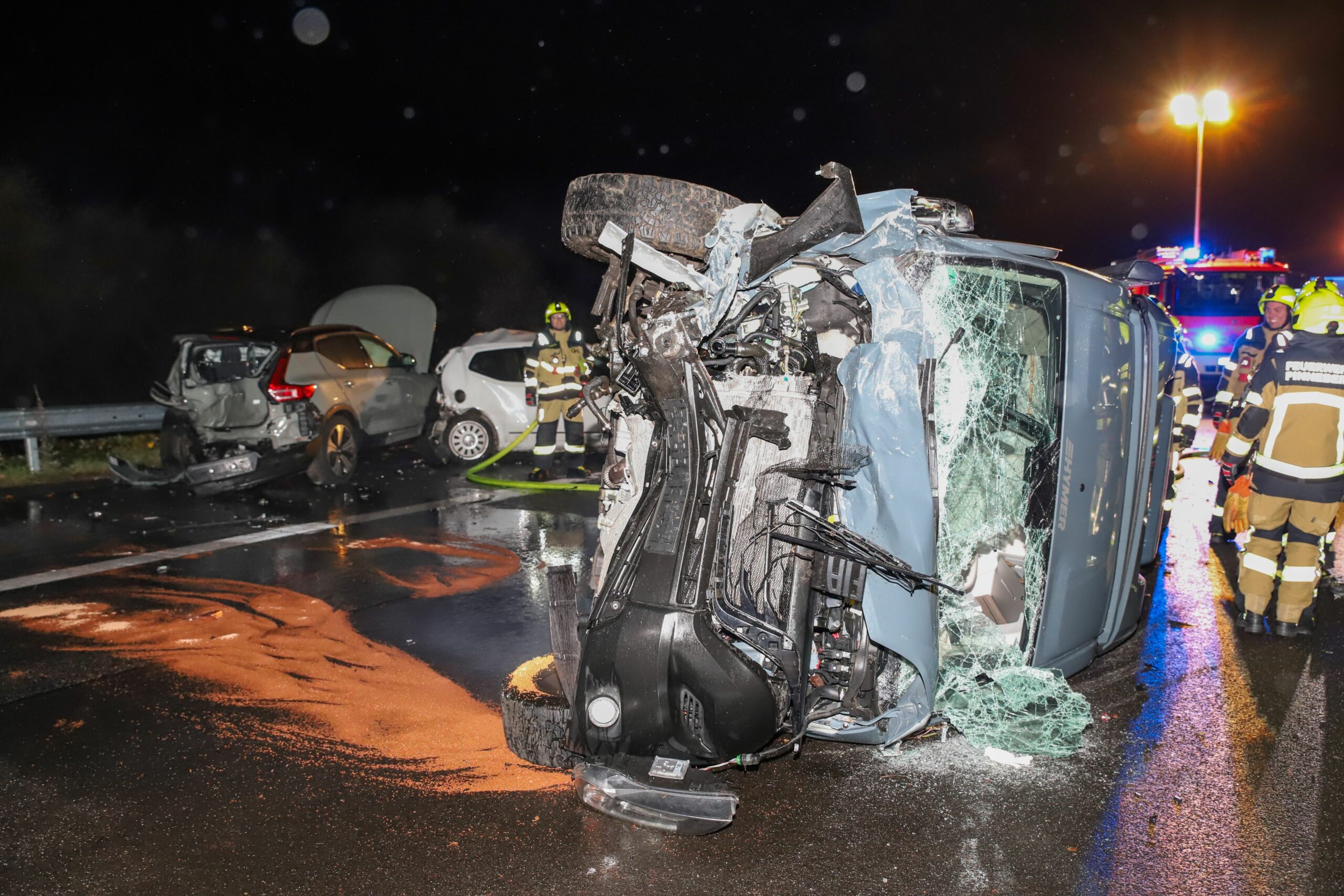 Auf der Autobahn 23 sind zwischen den Anschlussstellen Pinneberg-Nord und Pinneberg-Mitte vier Autos zusammengestoßen.