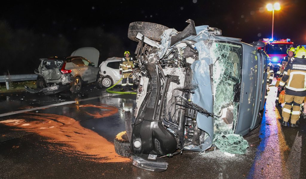 Schwere-Unf-lle-auf-Autobahn-bei-Hamburg-Neun-Verletzte-und-Vollsperrung