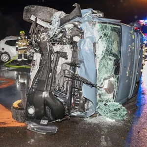 Auf der Autobahn 23 sind zwischen den Anschlussstellen Pinneberg-Nord und Pinneberg-Mitte vier Autos zusammengestoßen.