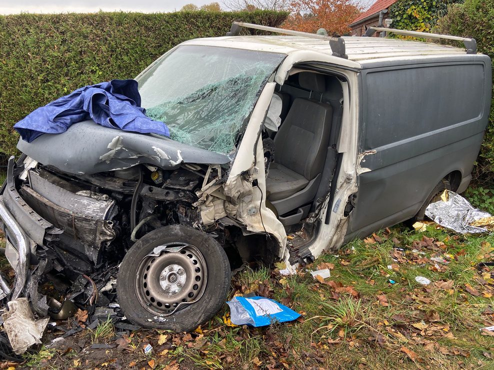 Der völlig zerstörte VW-Transporter nach dem Unfall in Horneburg bei Hamburg.