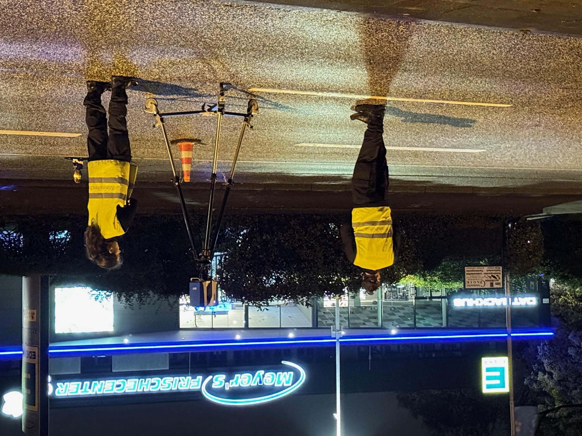 Polizeibeamte auf dem Ölmühlenweg in Hamburg-Tonndorf bei der Unfallaufnahme. Eine Seniorin wurde hier von einem Autofahrer erfasst.