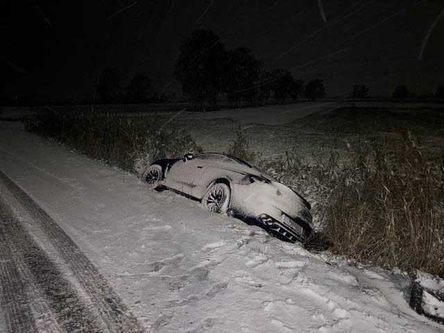 Mit Sommerreifen unterwegs – junger Mann verunglückt mit teuren Luxus-Mercedes im Landkreis Stade