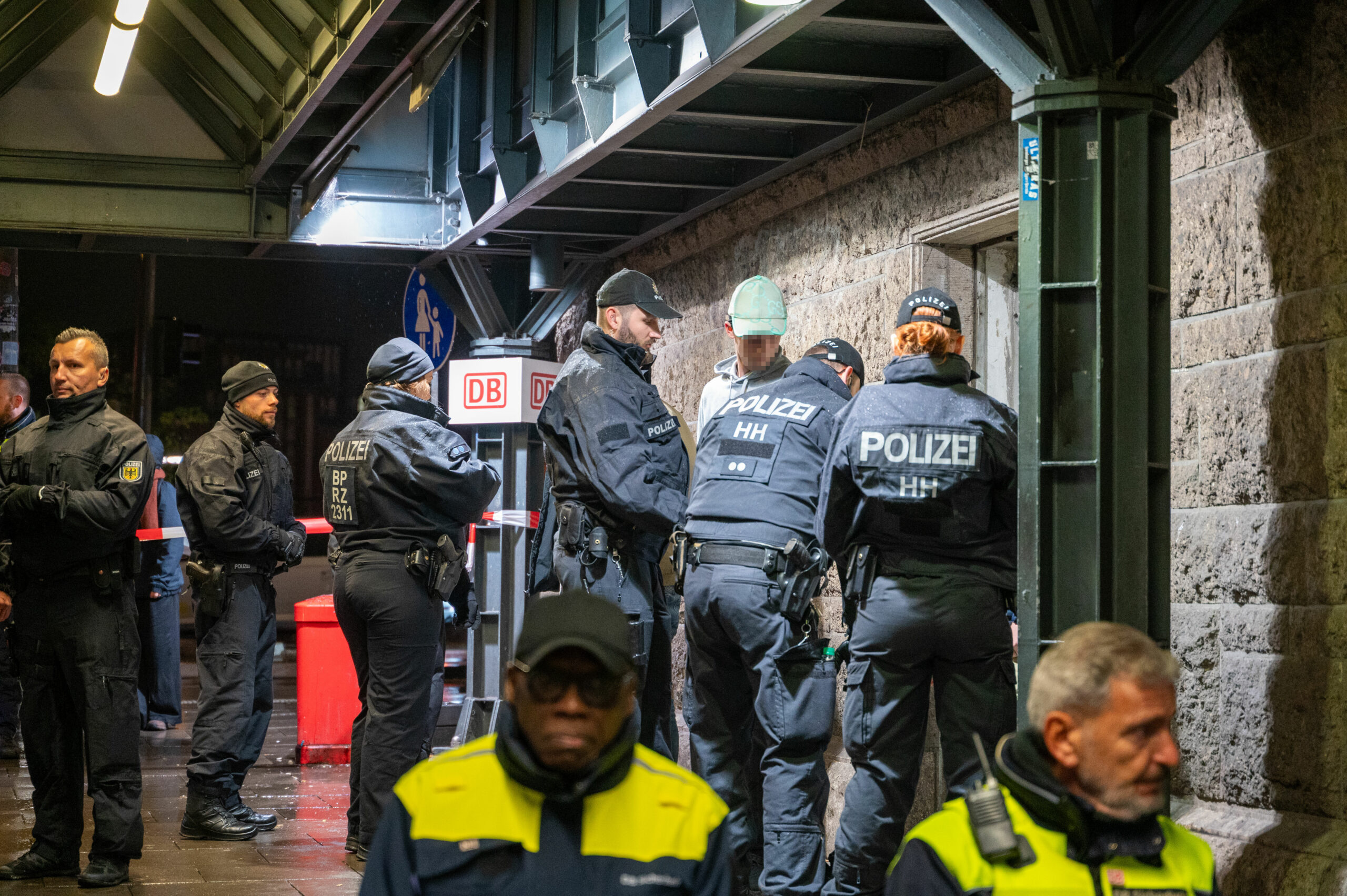 Polizisten durchsuchen einen jungen Mann am Hauptbahnhof im Rahmen einer großangelegten Waffenkontrolle.