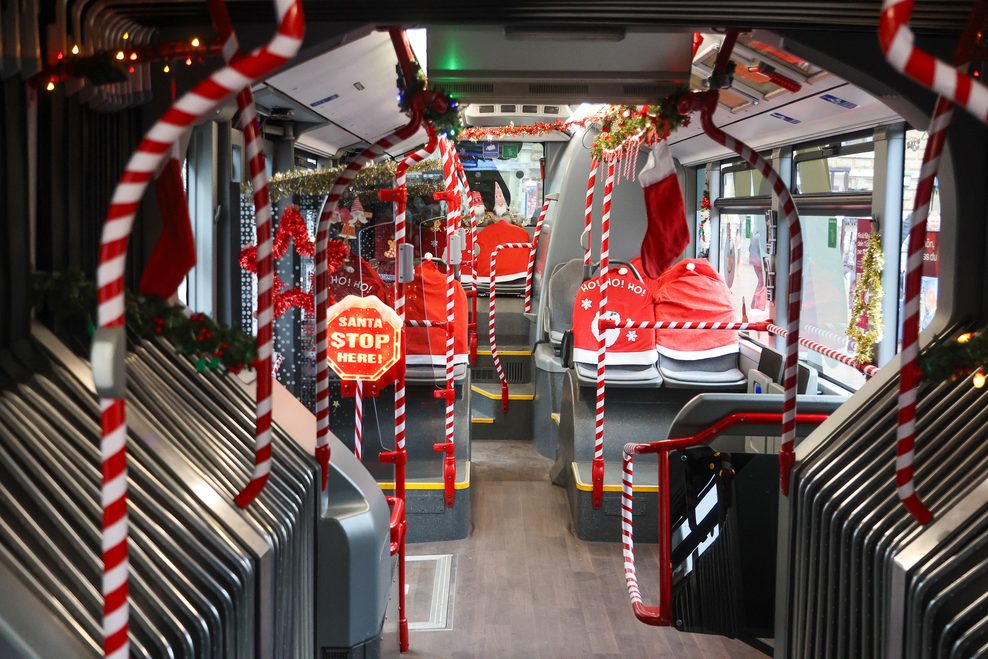Das Innere der Weihnachtsbusse ist geschmückt und die Sitze tragen rote Zipfelmützen.