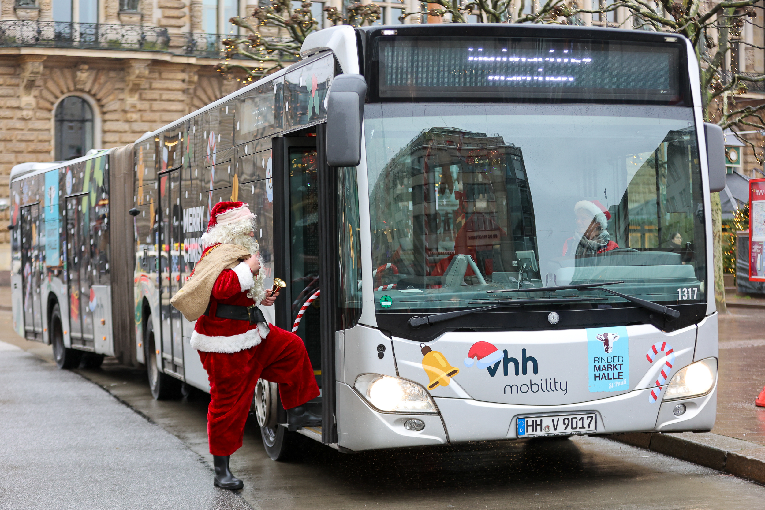 Ab Sonntag, 29. November, fahren vier weihnachtliche Busse der VHH in Hamburg. Mit dabei: ein Weihnachtsmann.