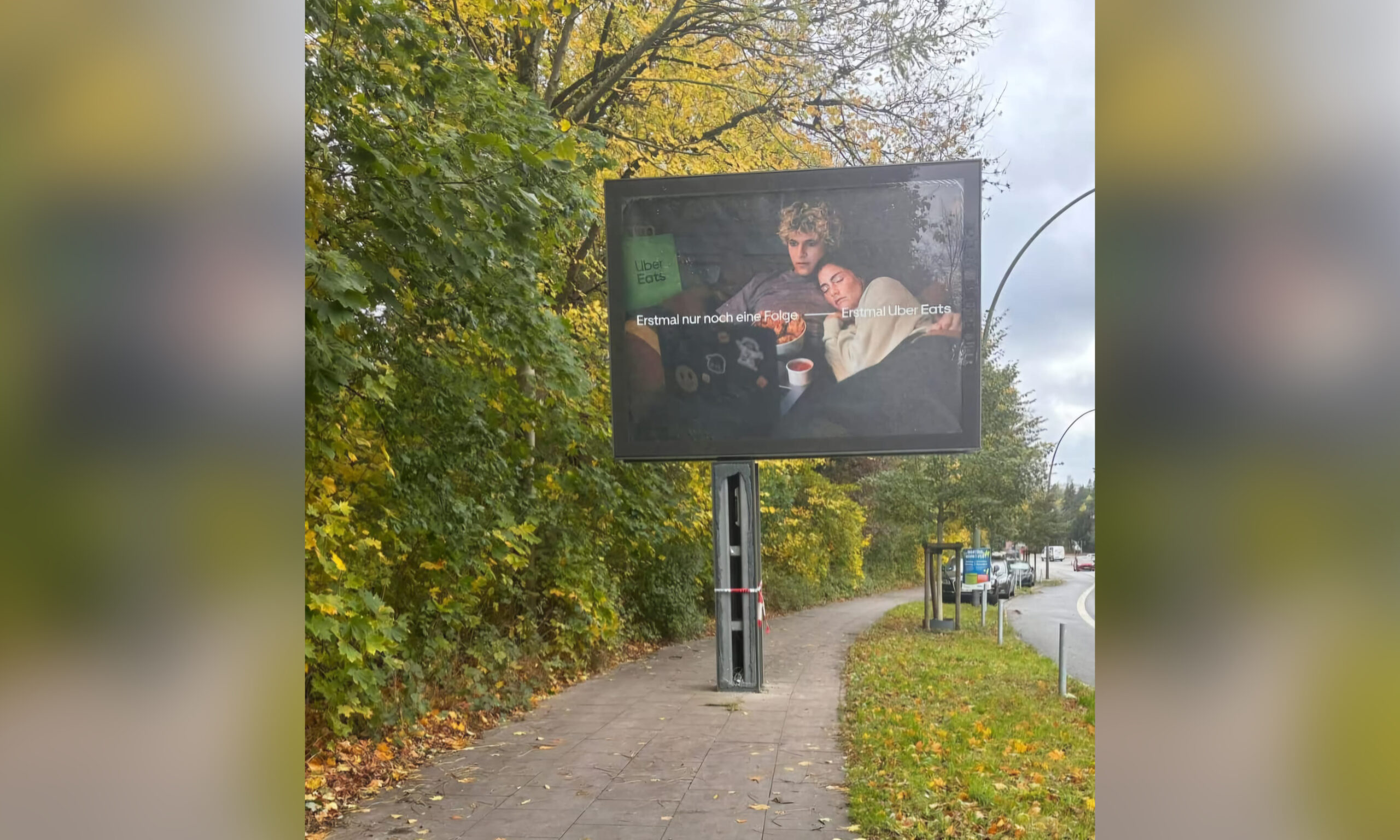 Die Werbetafel steht mitten auf dem Fußweg an der Habermannstraße.