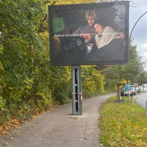 Die Werbetafel steht mitten auf dem Fußweg an der Habermannstraße.