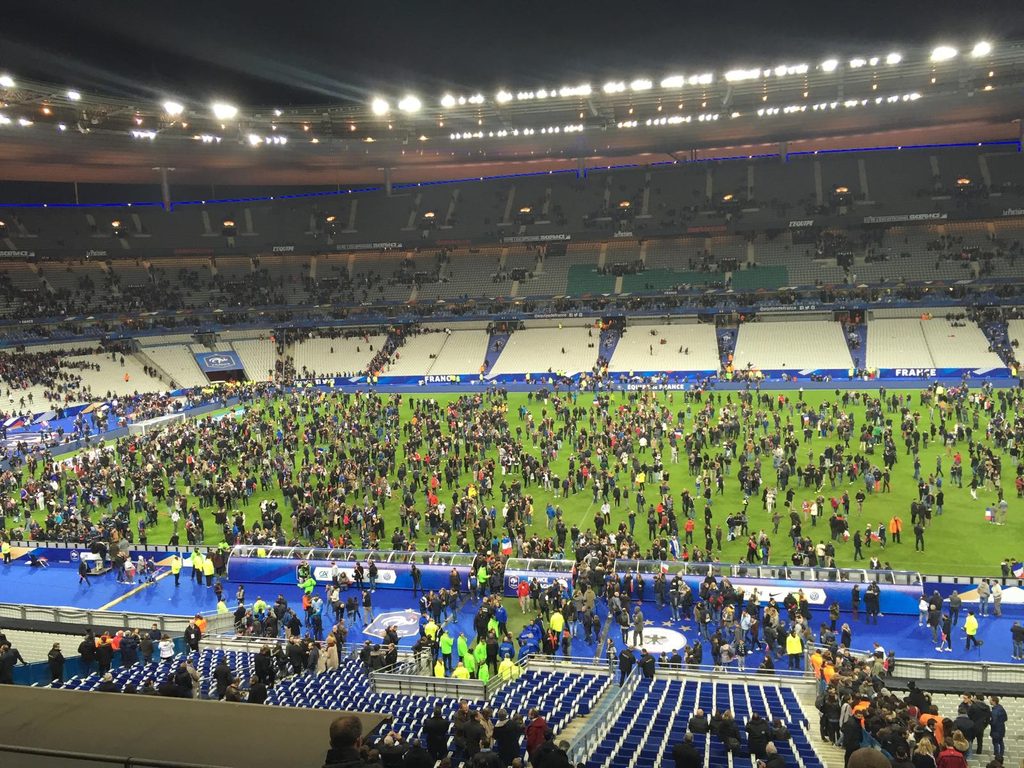 Tausende Fußball-Fans auf dem Rasen des Stade de France