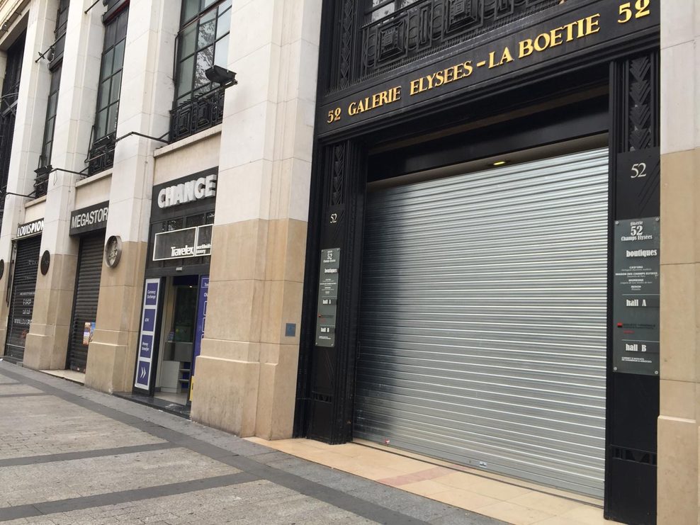 Geschlossene Geschäfte an den Champs-Élysées