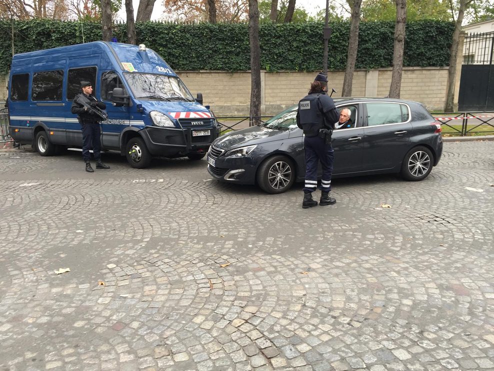 Polizei stoppt Autofahrer in Paris