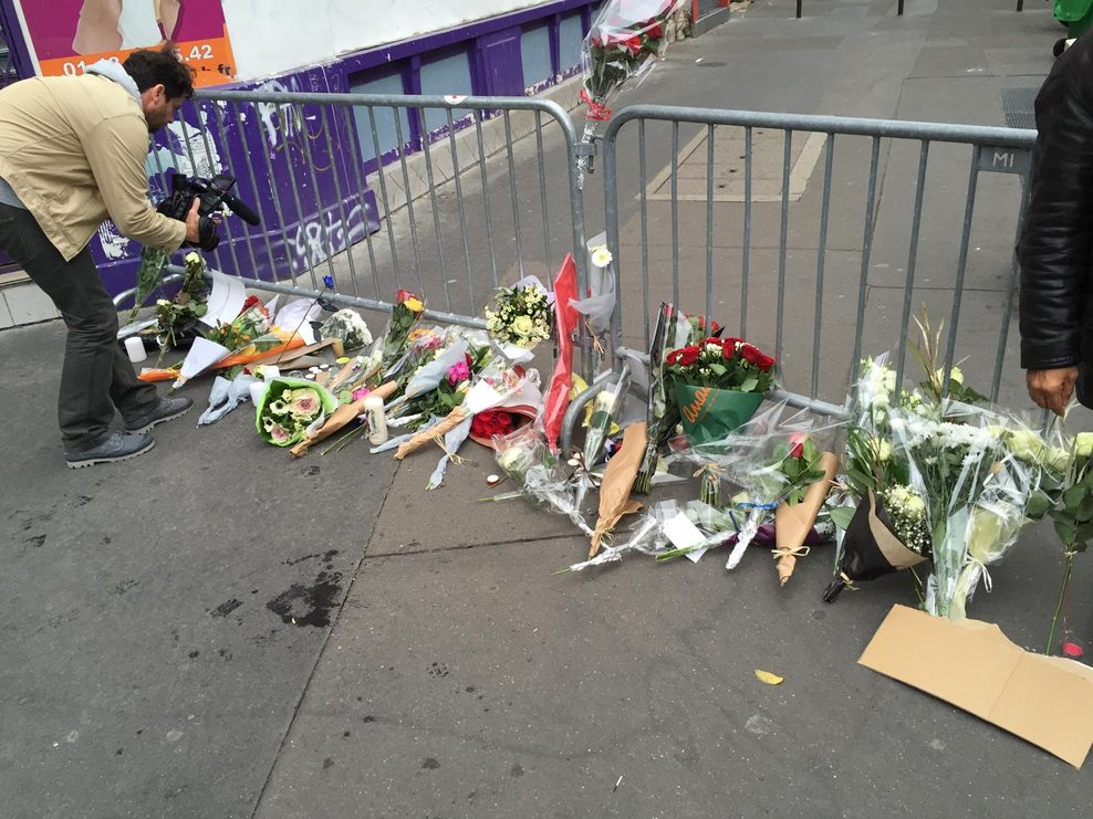 Menschen legen Blumen ab in der Nähe des Bataclan