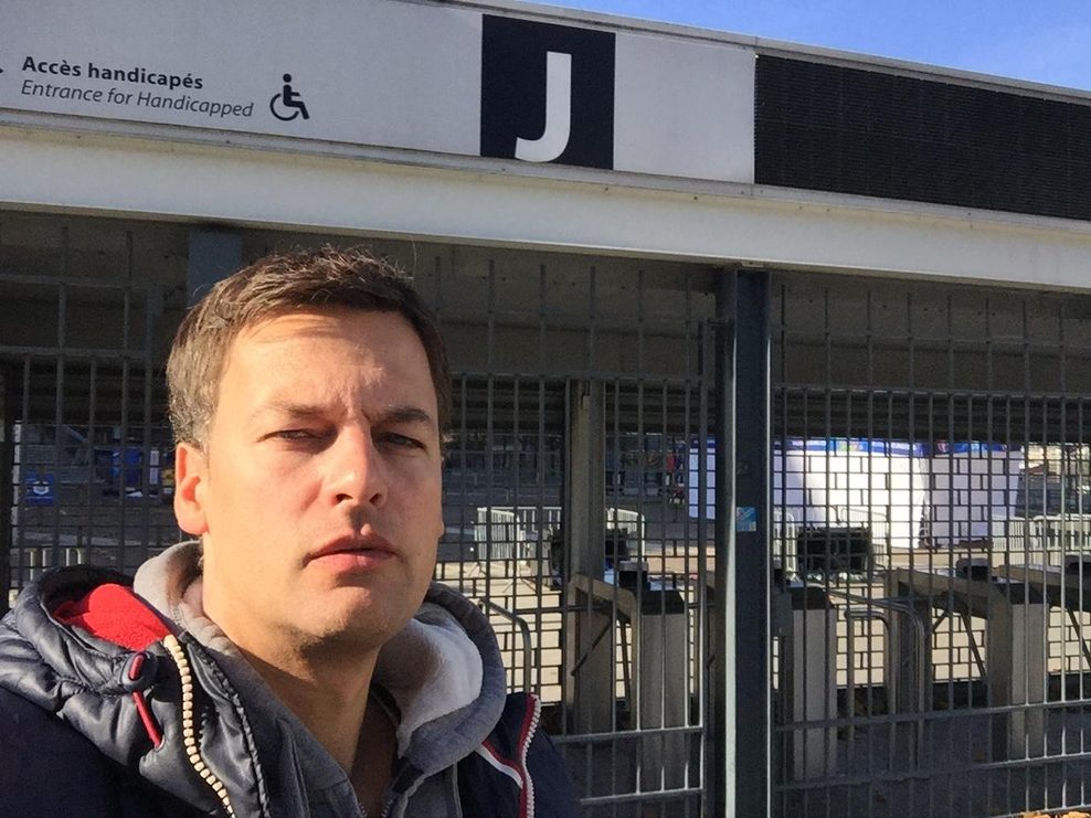 Frederik Ahrens vor einem Eingang ins Stade de France