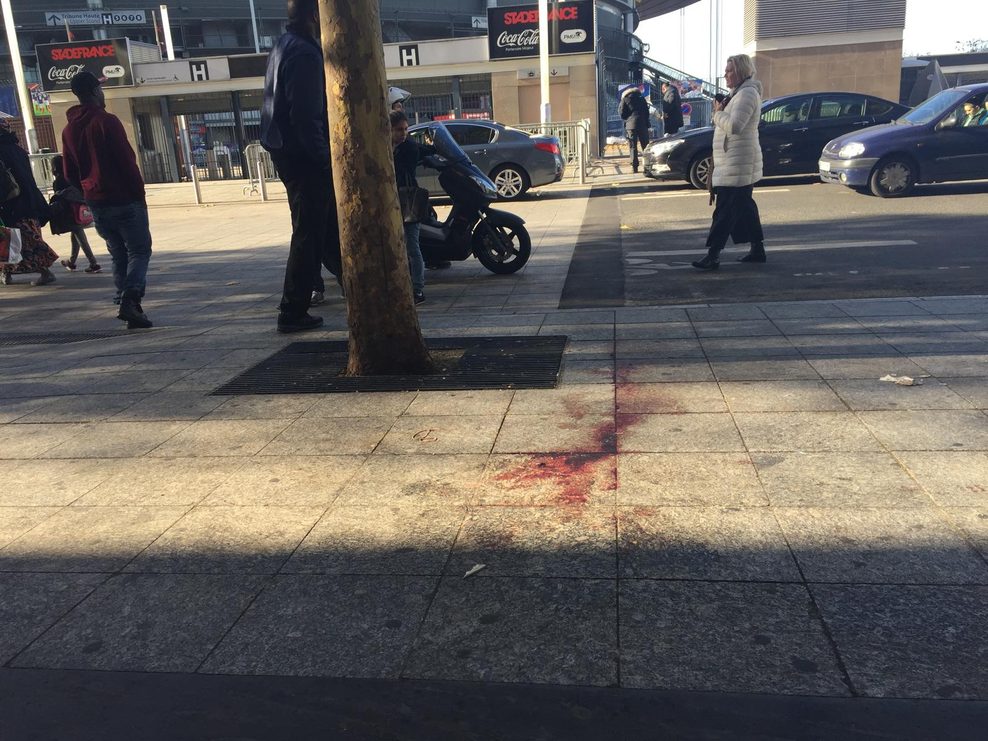 Eine Blutlache vor dem Stade de France