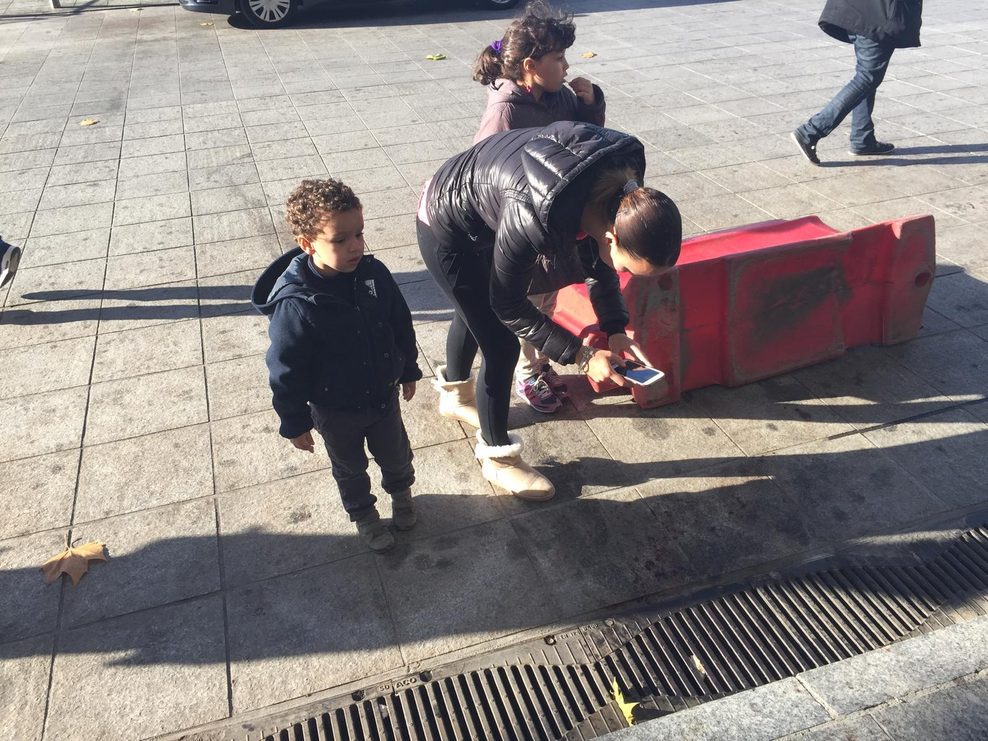 Eine Frau macht Fotos vom Blut eines Attentäters